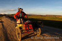 Una mujer recorre junto a su triciclo un camino del altiplano peruano no muy lejos de Juliaca. 